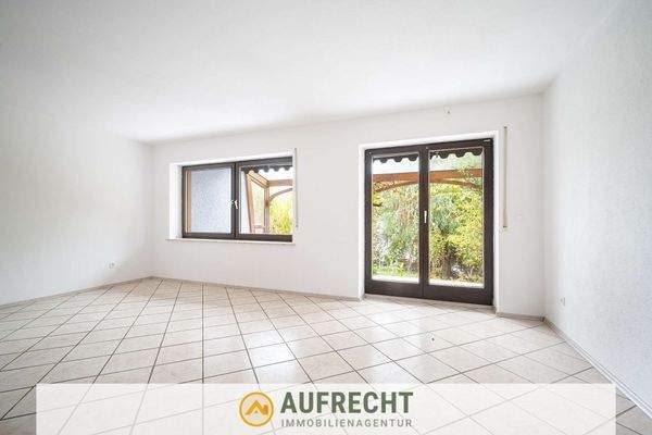 Wohnbereich mit Zugang zum Garten 