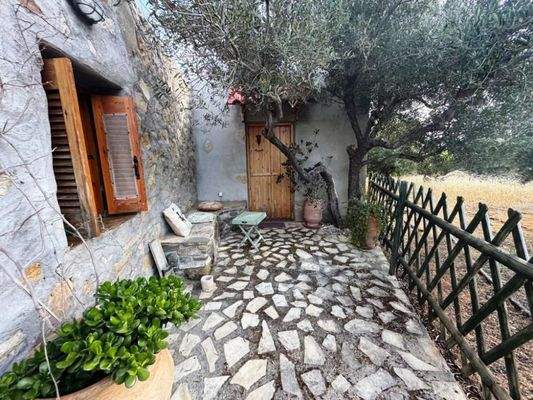 Südostkreta, Pilalimata: Steinhaus mit schönem Garten in Strandnähe zu verkaufen