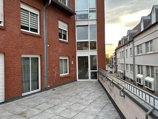 2. Eingang zum Ladenlokal (OG)