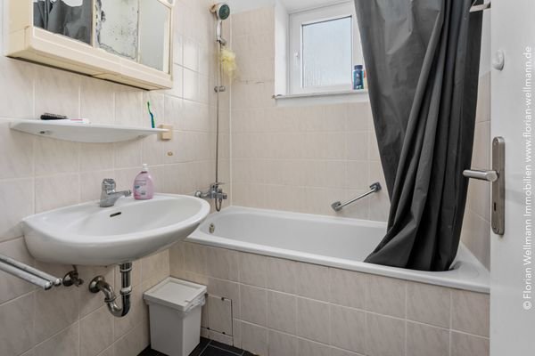 Tageslichtbad (2,91m²) mit Wanne und Duschvorrichtung.
