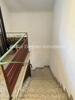 10 Treppenhaus zum OG