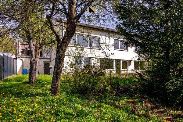 Großer Garten vor dem Haus