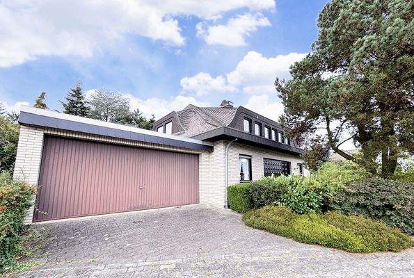 Straßenansicht mit Garage