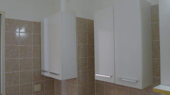 Bad mit 2 Hängeschränken 