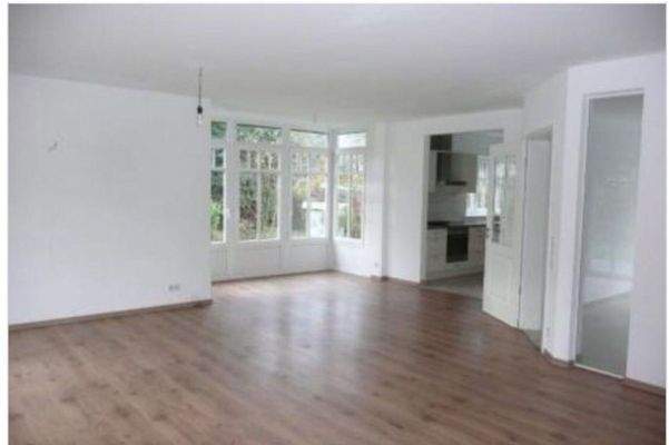 Wohnzimmer mit offener Küche