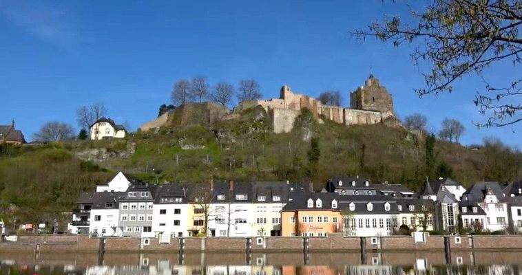 Die Ruine Saarburg / unten Staden am Wasser