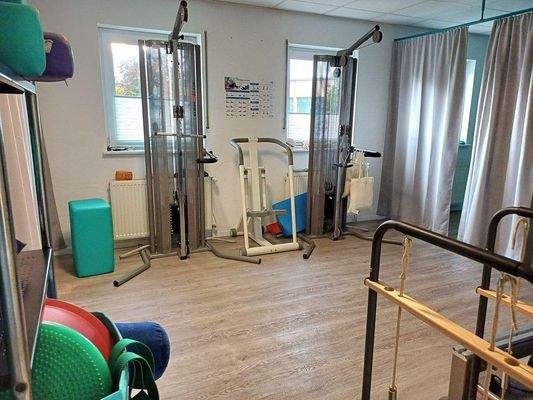 Behandlungsraum mit 2 Liegen