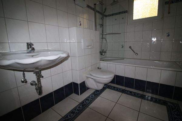 Tageslichtbad mit Badewanne