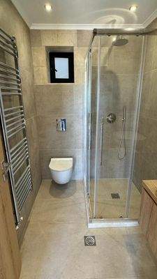 Kreta, Kournas: Malerisches Steinhaus mit bezauberndem See- und Meerblick zu verkaufen