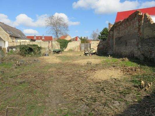 Grundstück mit Nachbar rechts