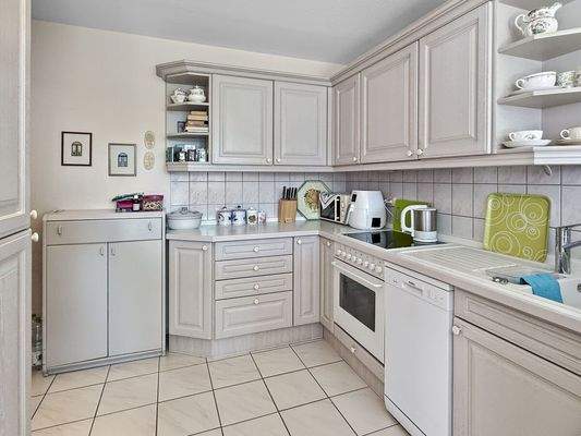 Helle Einbauküche in gepflegtem Zustand