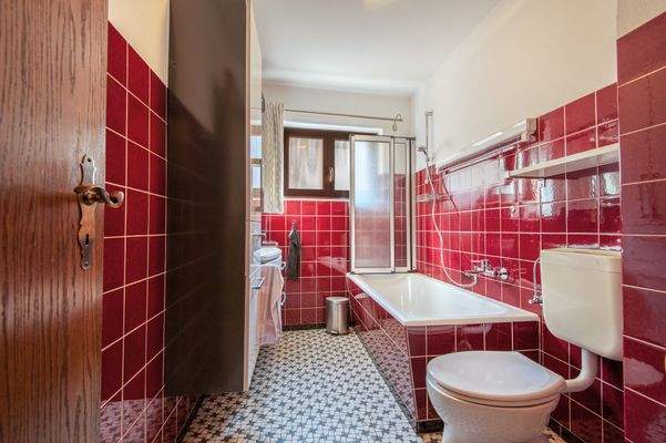 Badezimmer mit Badewanne 