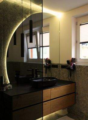 Bad in klarer, moderner Linie – neu ausgestattet mit Dusche und WC