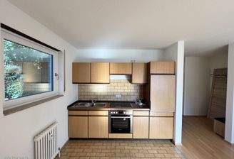 Separate Küche mit vorhandener Einbauküche