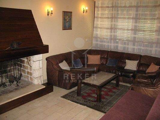 Ein zauberhafter Kamin schmückt den Wohnbereich