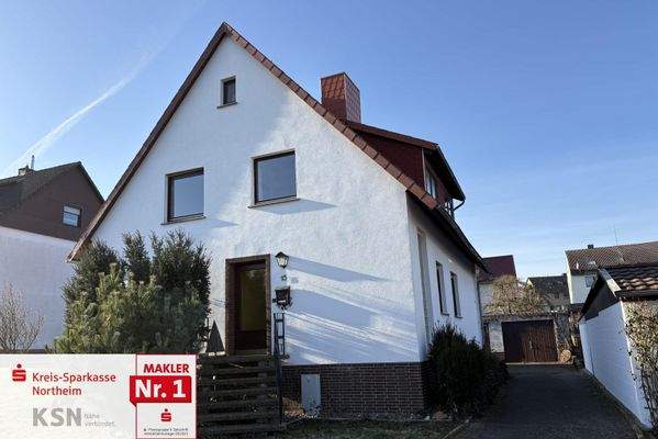 Vorder-/Seitenansicht mit Eingang u. Hofzufahrt