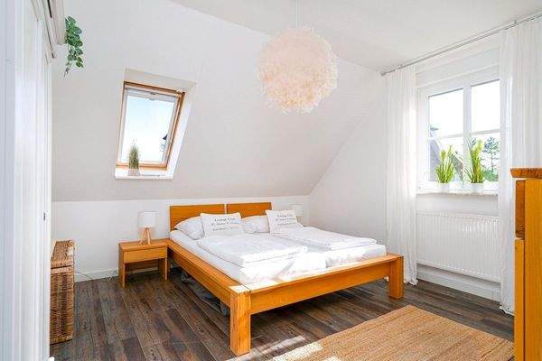 Helles und gemütliches Schlafzimmer in der kleineren Wohnung 