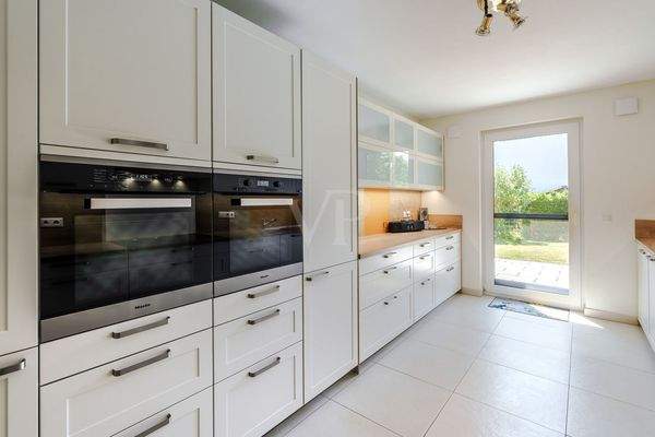 Einbauküche mit Zugang nach draußen