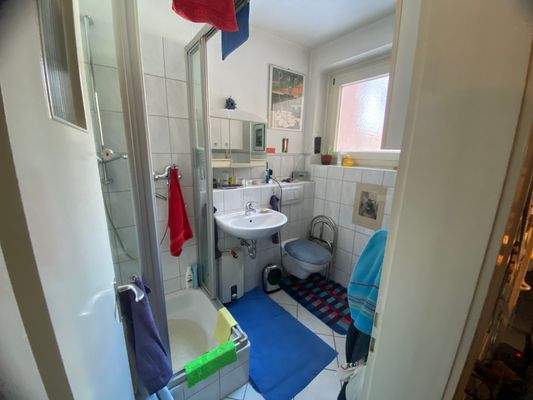 Badezimmer mit Fenster /Dusche 