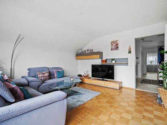 helles großes Wohnzimmer im DG