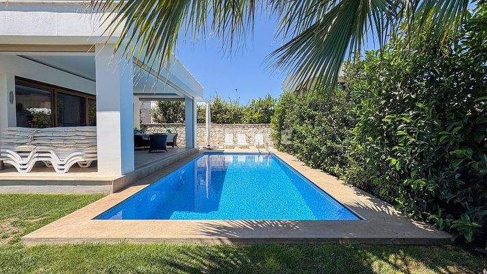 Detached Villa with Pool Close to Amenities in Alaçatı Çeşme
