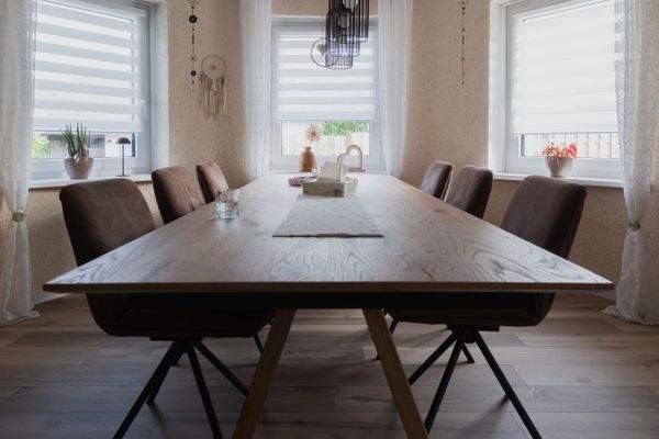 Esszimmer im EG mit Blick auf die Fenster