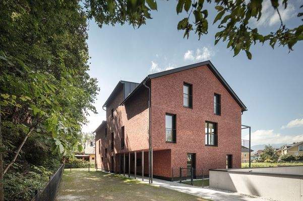 Seitliche Zufahrtsansicht 