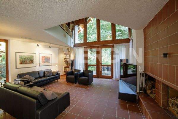 lichtdurchfluteter Wohnbereich mit Blick in die Natur