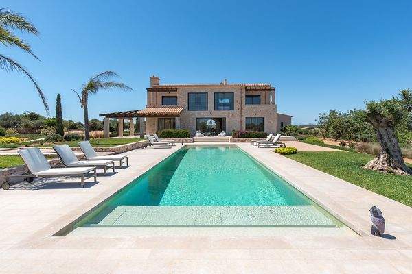 Neubaufinca mit Natursteinfassade