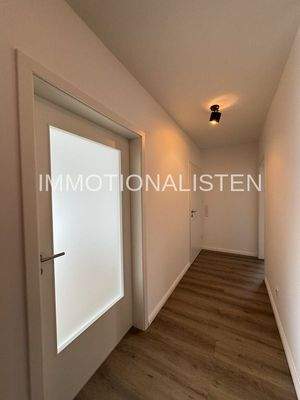 Flur mit Blick zum Schlafzimmer