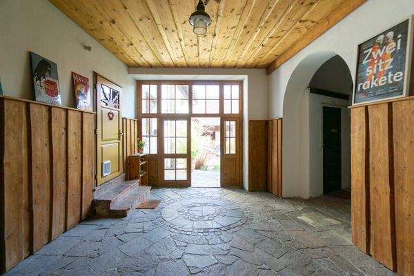 Durchfahrt / Eingangstür (links)