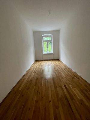 Leerer Raum mit Holzfußboden