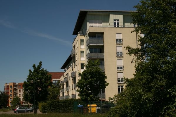 Seitenansicht des Mehrfamilienhauses