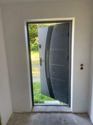 Hauseingang m Gartenblick