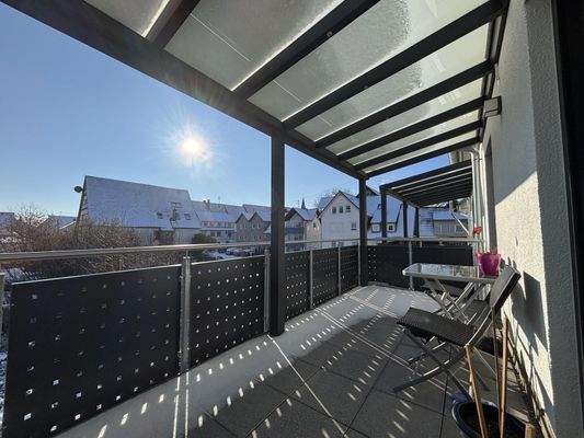 gemütlicher und überdachter Balkon