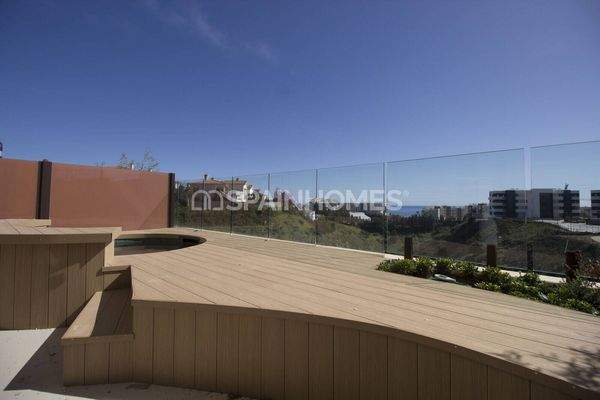Sea-View Flat with Community Pool in Fuengirola