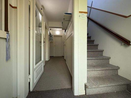 Flur und Treppenaufgang EG