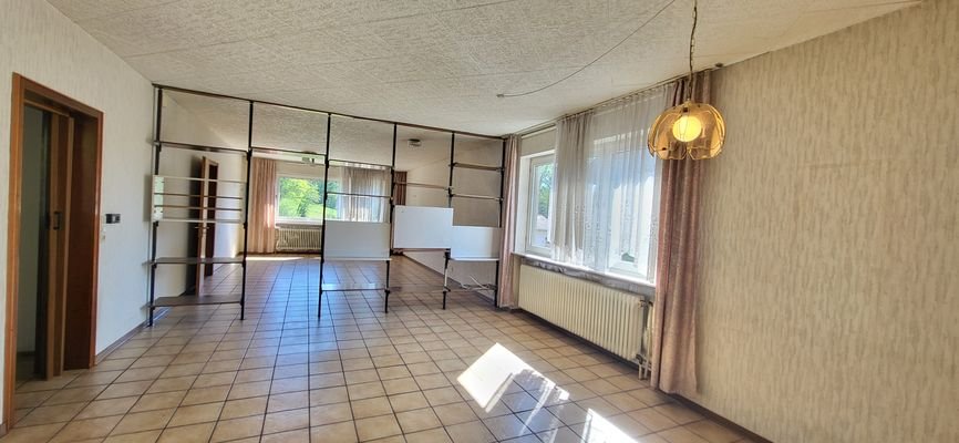Heller offener Wohn- und Essbereich mit Platz