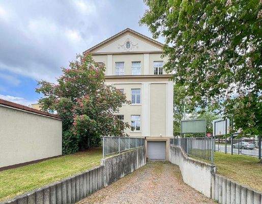 Seitenansicht mit Rolltor