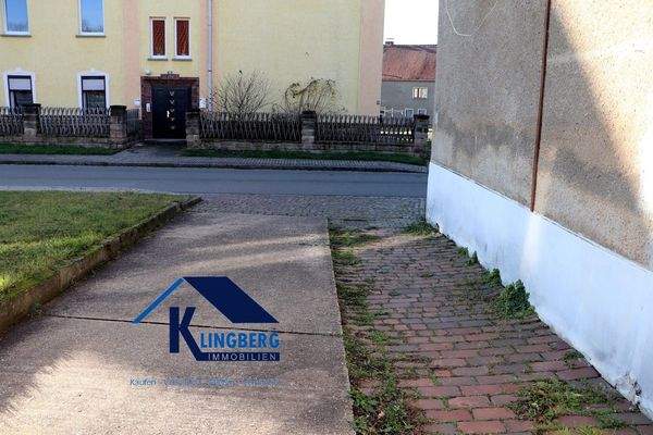 Zuwegung rechts mit Pflastersteinen