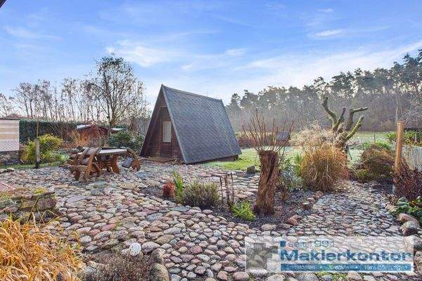 Garten mit Finnhütte und Bungalow