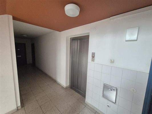 Flur mit Aufzug und Türen