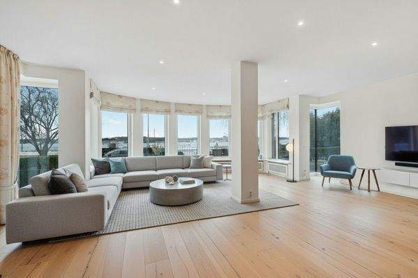 (KI) Wohnzimmer Erdgeschoss - virtuell möbliert