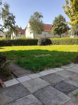 Seitliche Gartenfläche