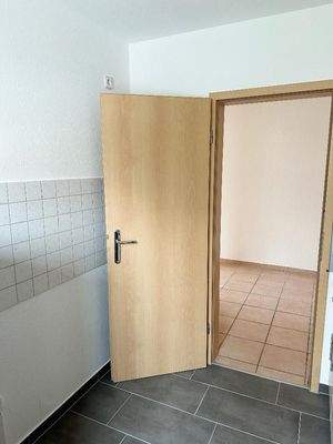 Küche mit Einbauküche und Blick Richtung Flurbereich