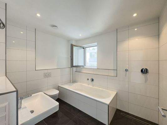 Modernes Bad mit Tageslicht