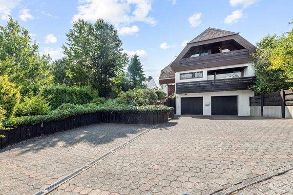 Hofeinfahrt mit Doppelgarage