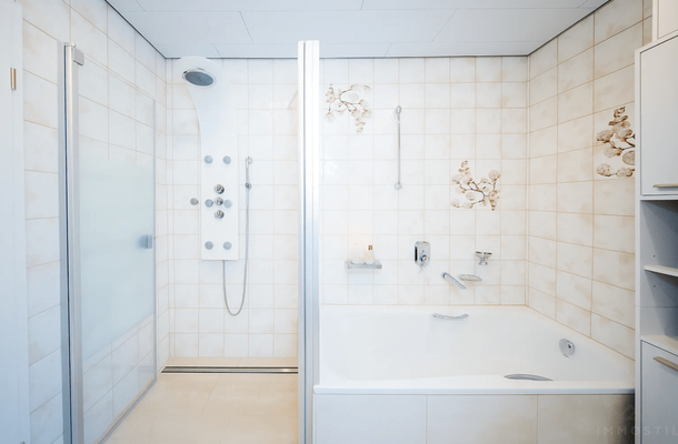 Dusche und Wanne Bad EG