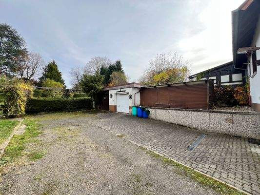 Einfahrt/Parkplätze