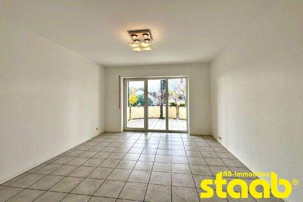 Schlafzimmer mit Zugang zum Balkon